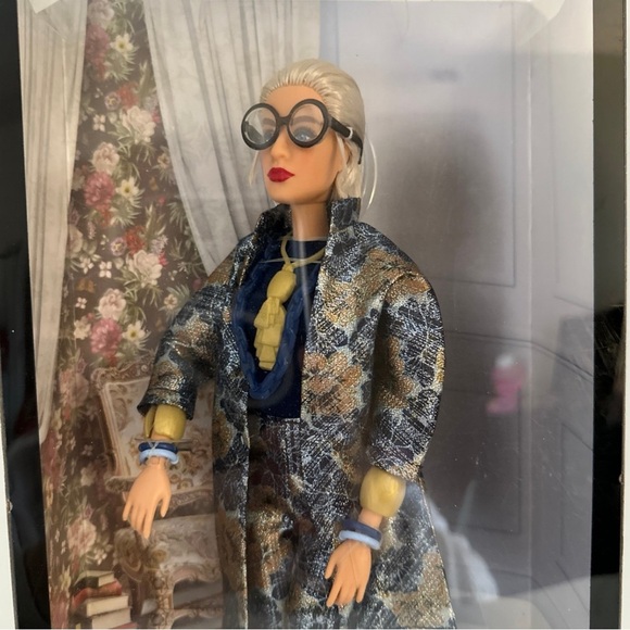 Barbie Signature Styled by Iris Apfel Doll - Blue and Gold - Picture 10 of 10